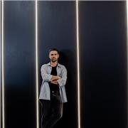 Arquitecto con más de 15 años de experiencia diseñado espacios de interiores centrados en el usuario.